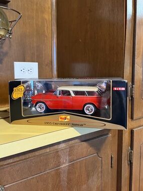 Maisto 1:18 1955 Chevrolet Nomad Premiere Edition Diecast Car Red w/ Box